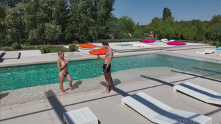 Блондинка соблазнила двух парней на анал втроем у бассейна - Alexa Flexy